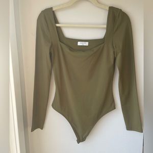 Aritzia Babaton Contour Squareneck Longsleeve Bodysuit